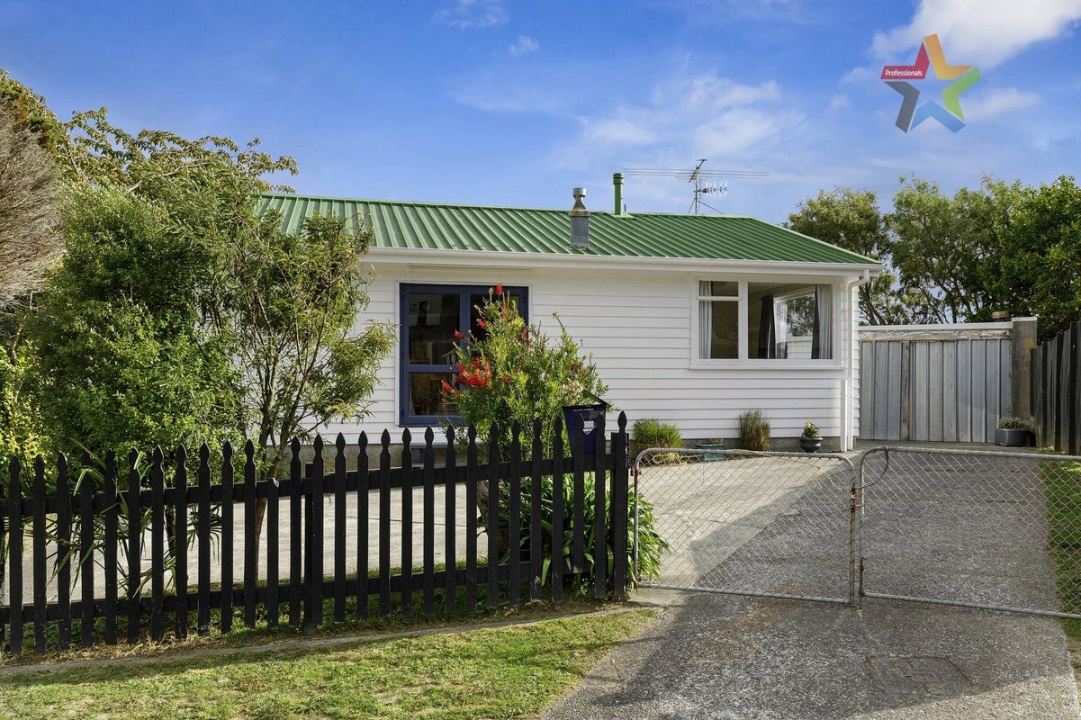 5 Tyrone Grove, Wainuiomata, Lower Hutt - Carousel 1