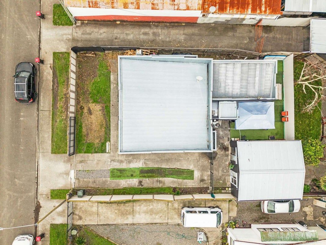905 Queen Street East, Parkvale, Hastings - Carousel 24