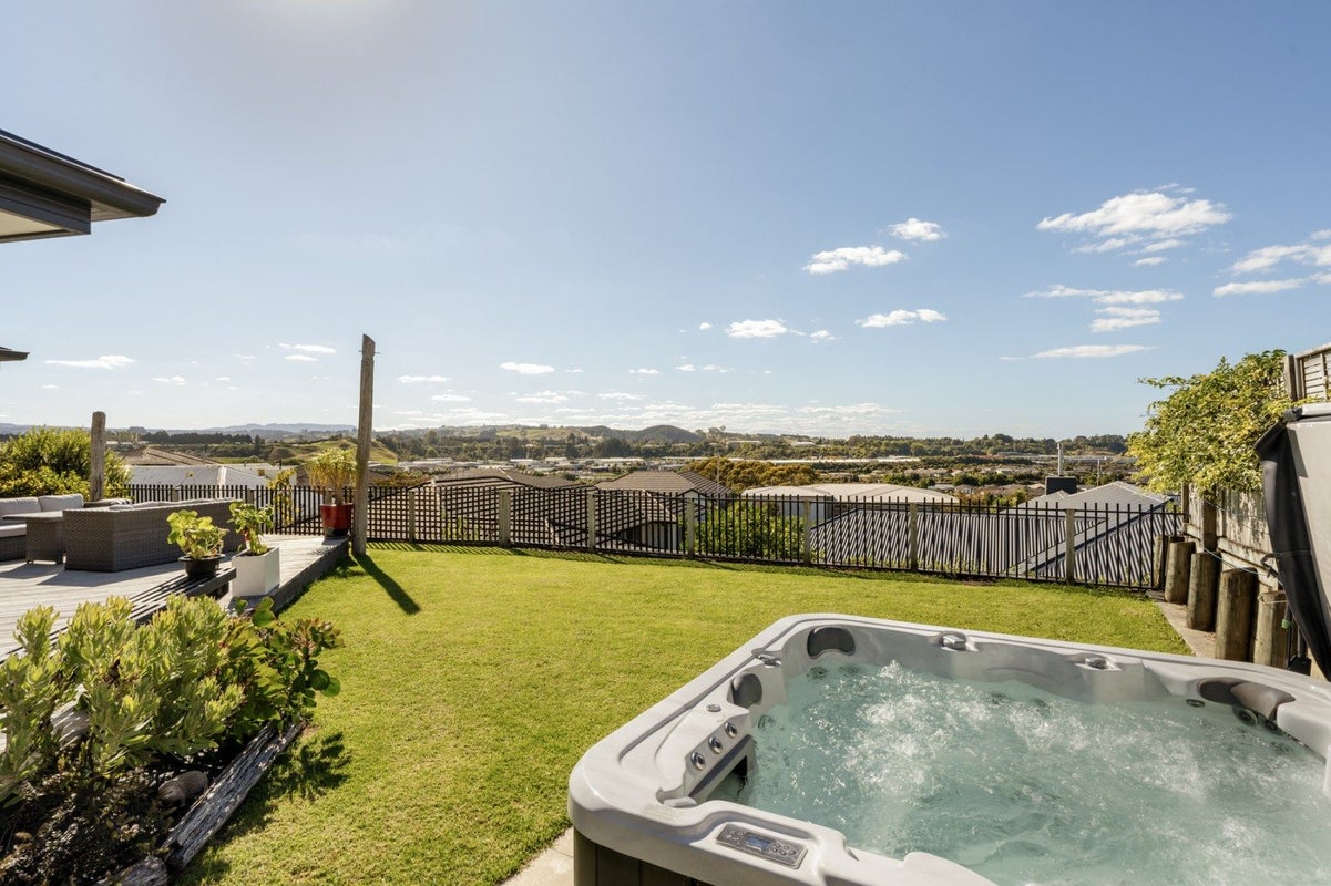 21 Benmore Crescent, Pyes Pa, Tauranga - Carousel 2
