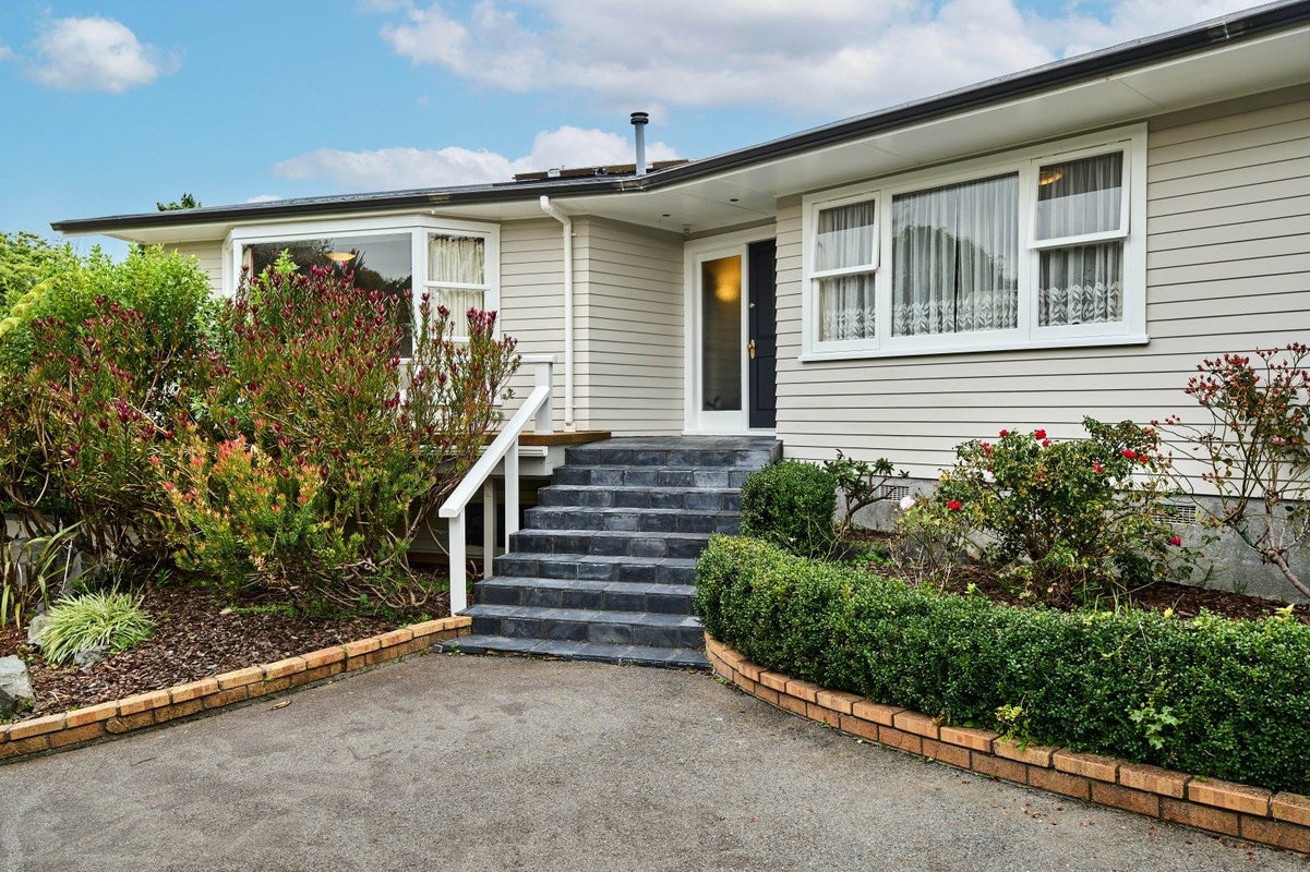 32 Wai-Iti Crescent, Woburn, Lower Hutt - Carousel 1