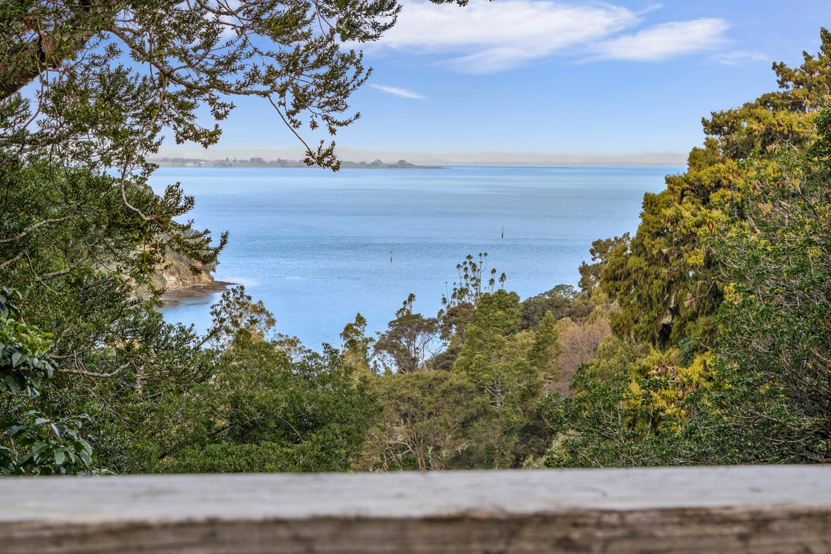 46 Tinopai Road, Titirangi, Auckland - Carousel 1
