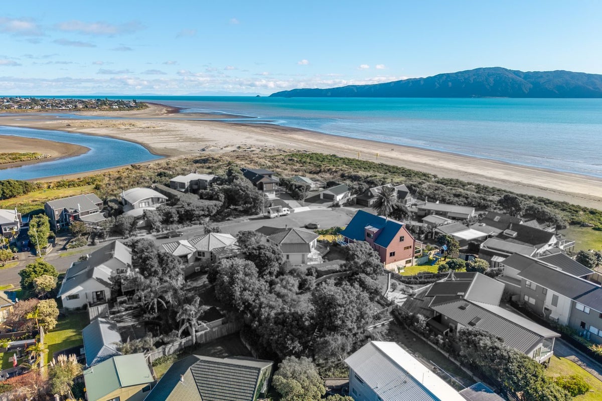 11 Waiheke Street, Waikanae Beach, Waikanae - Carousel 1