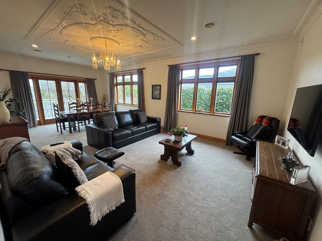 1 Newcombe Crescent, Karori, Wellington - Carousel 2