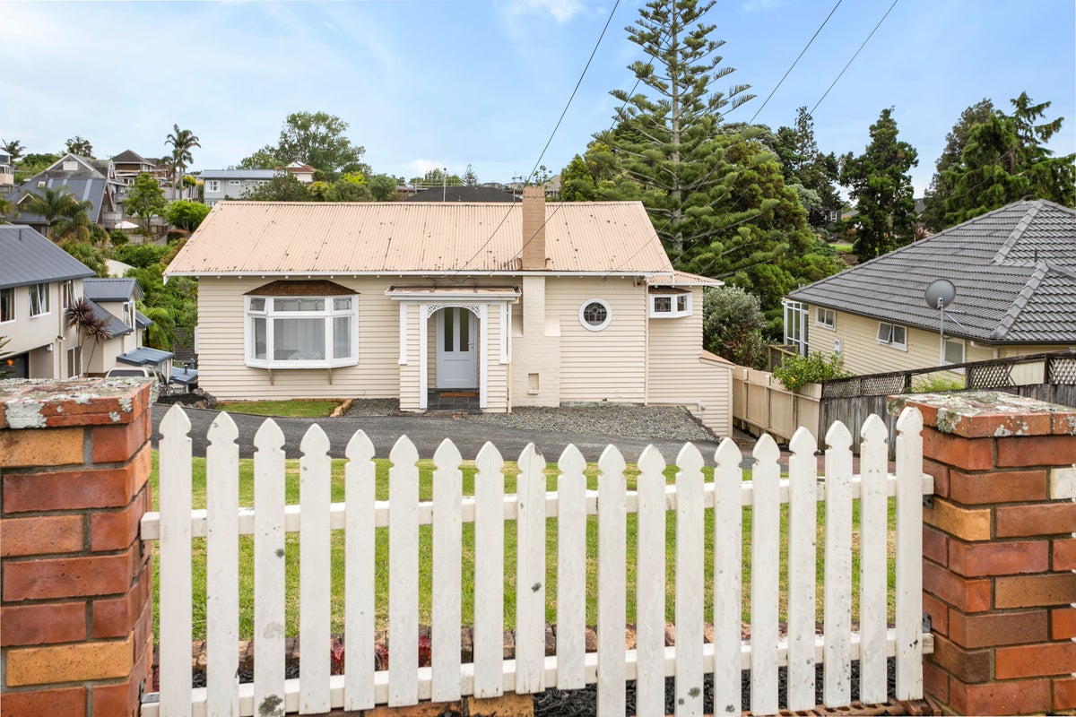 36 Selwyn Road, Cockle Bay, Auckland - Carousel 2