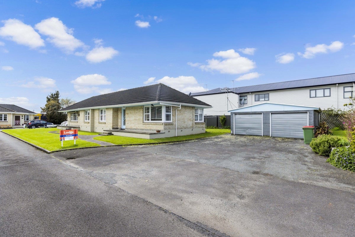11 Cook Street, Hamilton East, Hamilton - Carousel 2