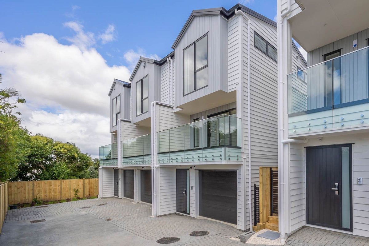 17D Bruce Road, Glenfield, Auckland - Carousel 1