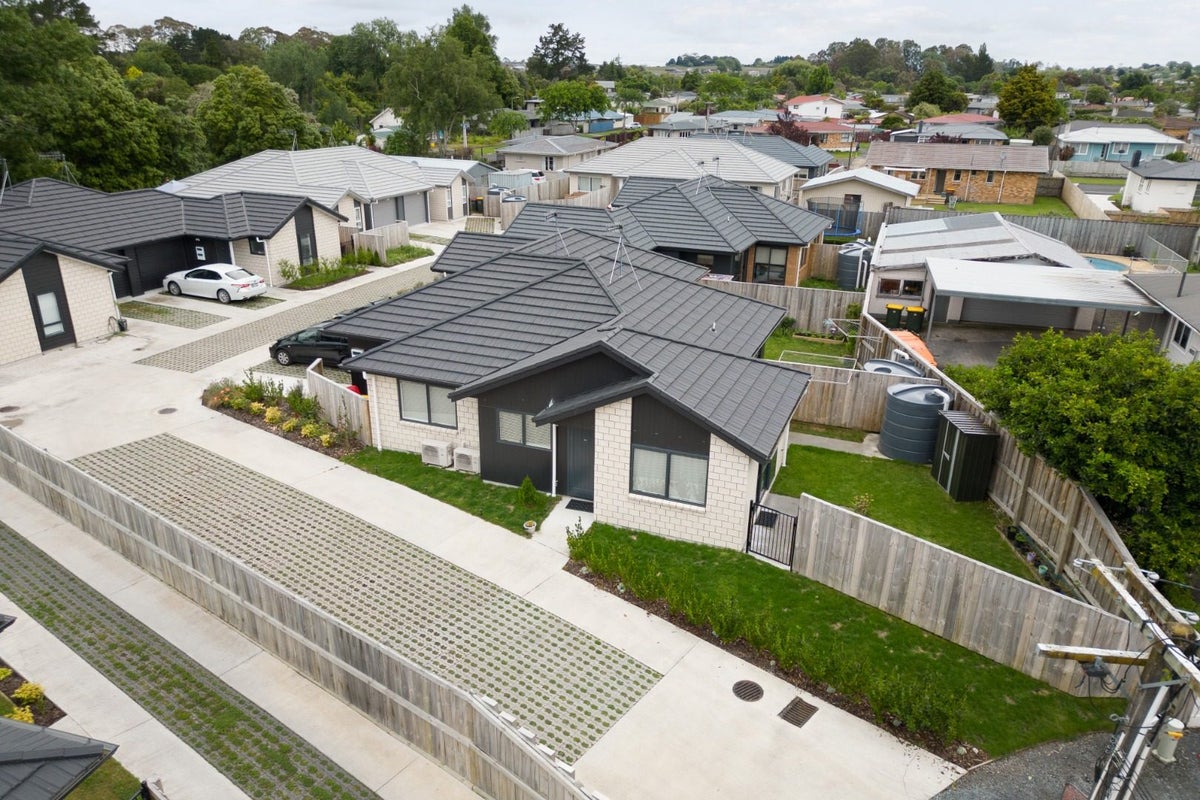 6/8 Keitha Place, Glenview, Hamilton - Carousel 1