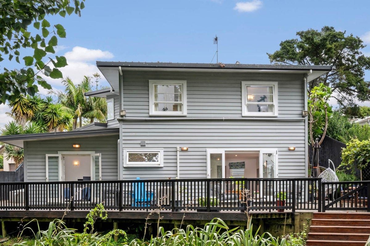 10 Blakewell Place, Beachlands, Auckland - Carousel 1