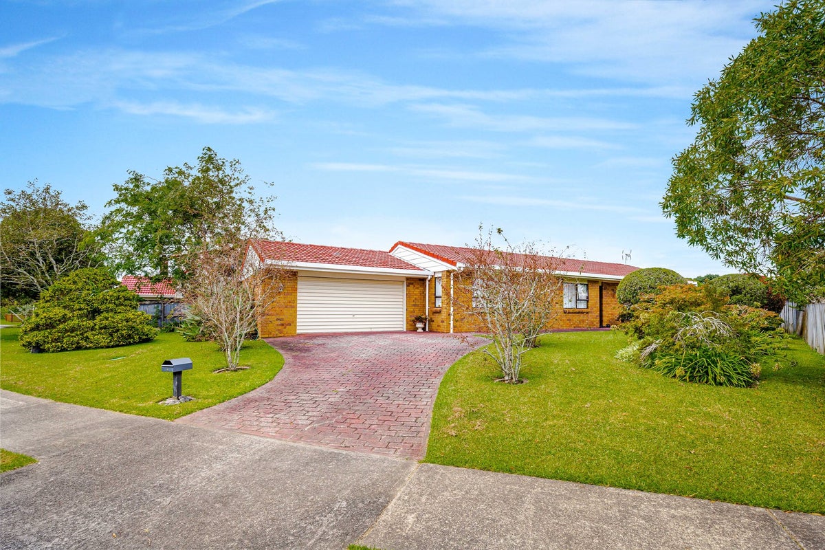 8 Chablis Place, Henderson, Auckland - Carousel 1