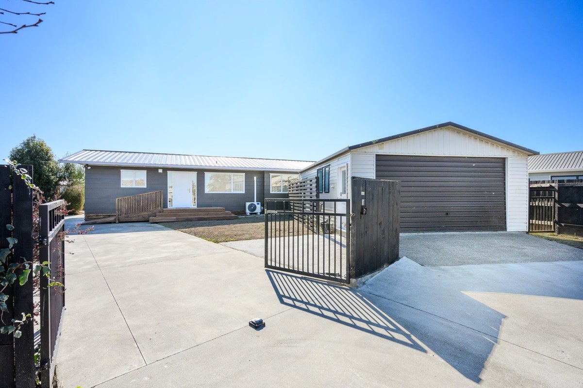 10 Gladys Place, Kelvin Grove, Palmerston North - Carousel 1