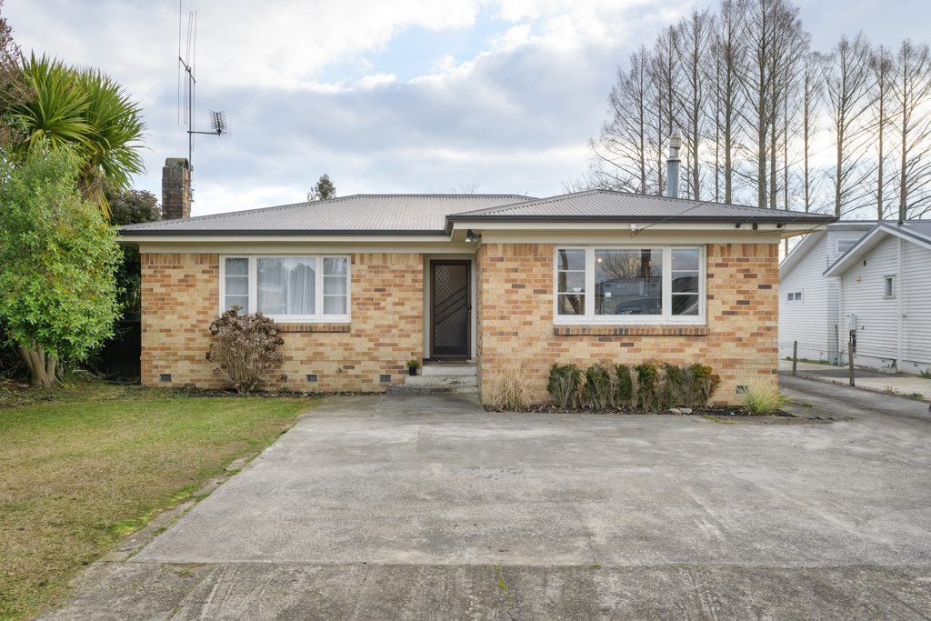 27 Somme Crescent, Hillcrest, Hamilton - Carousel 1