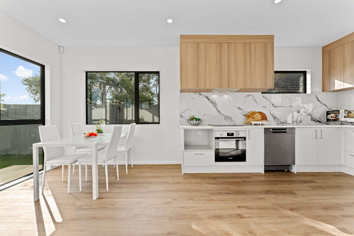 2/113 Flanshaw Road, Te Atatu South, Auckland - Carousel 2
