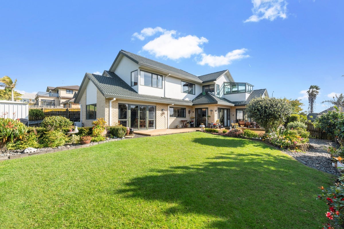 10 Capistrano Mews, Goodwood Heights, Auckland - Carousel 1