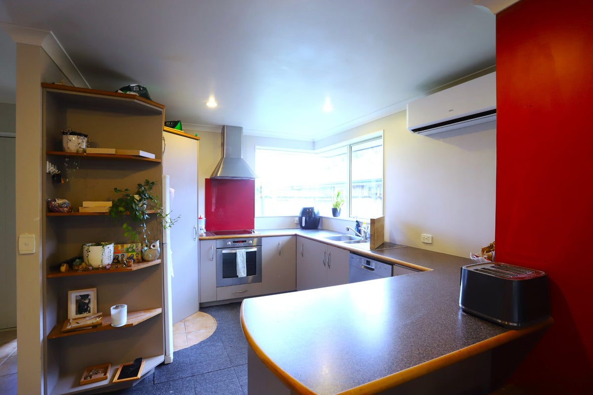 62 Barrington Drive, Huntington, Hamilton - Carousel 2