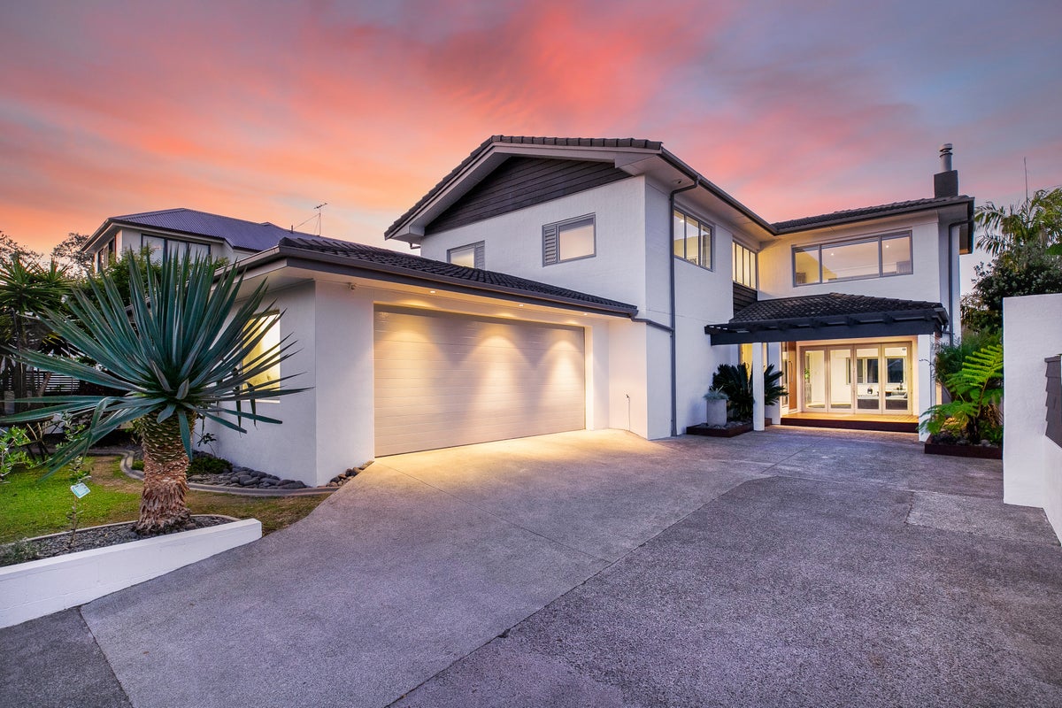 4 Newell Street, Point Chevalier, Auckland - Carousel 1