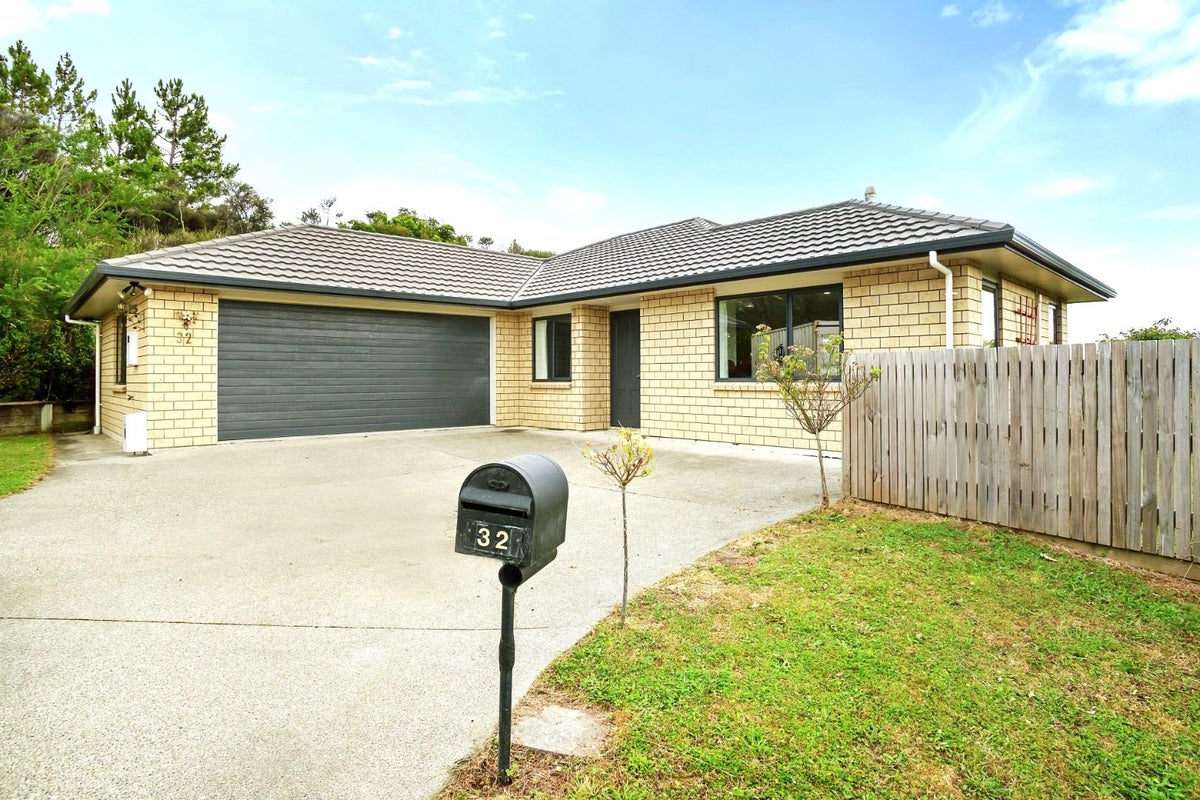 32 Mount Marua Drive, Timberlea, Upper Hutt - Carousel 1