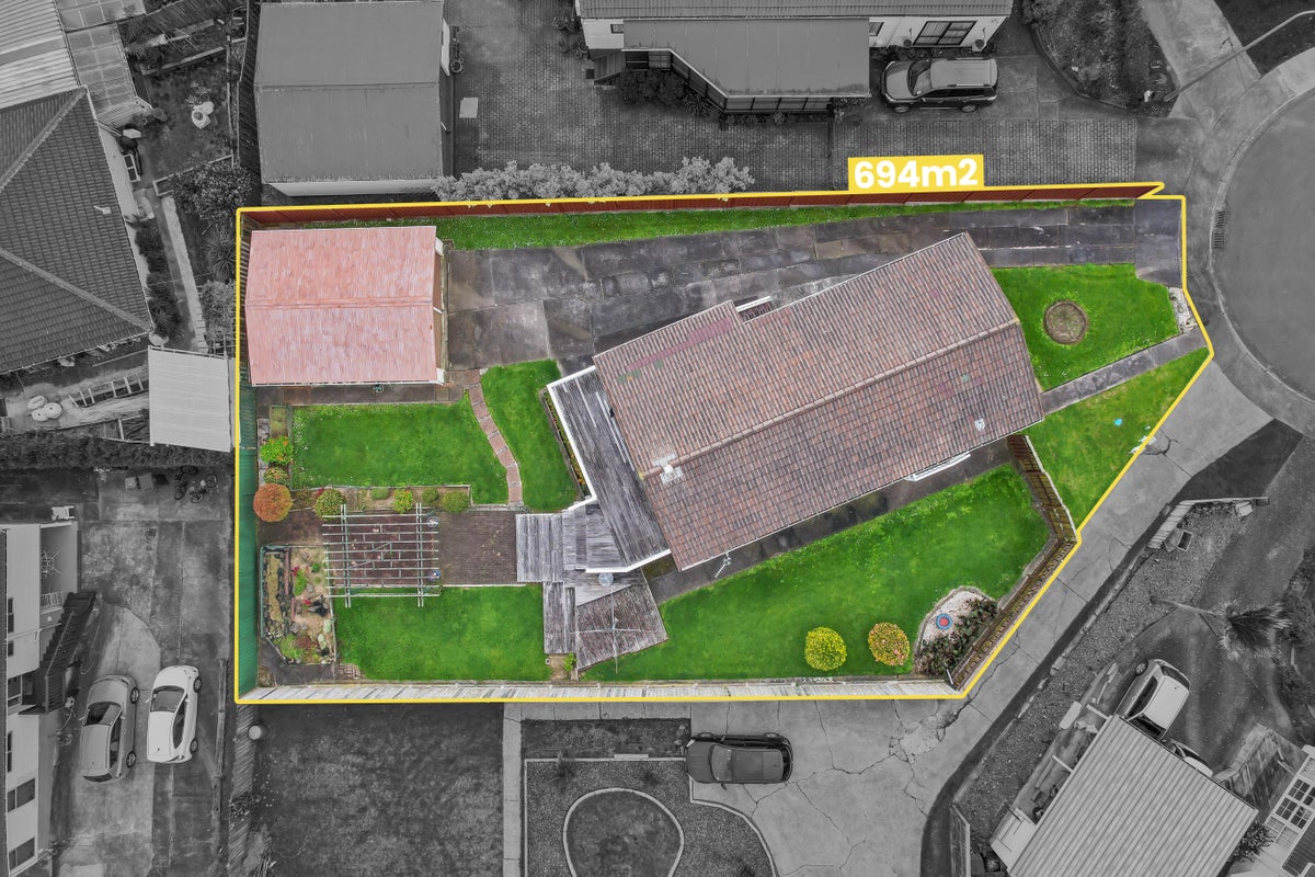 16 Kingussie Place, Highland Park, Auckland - Carousel 1