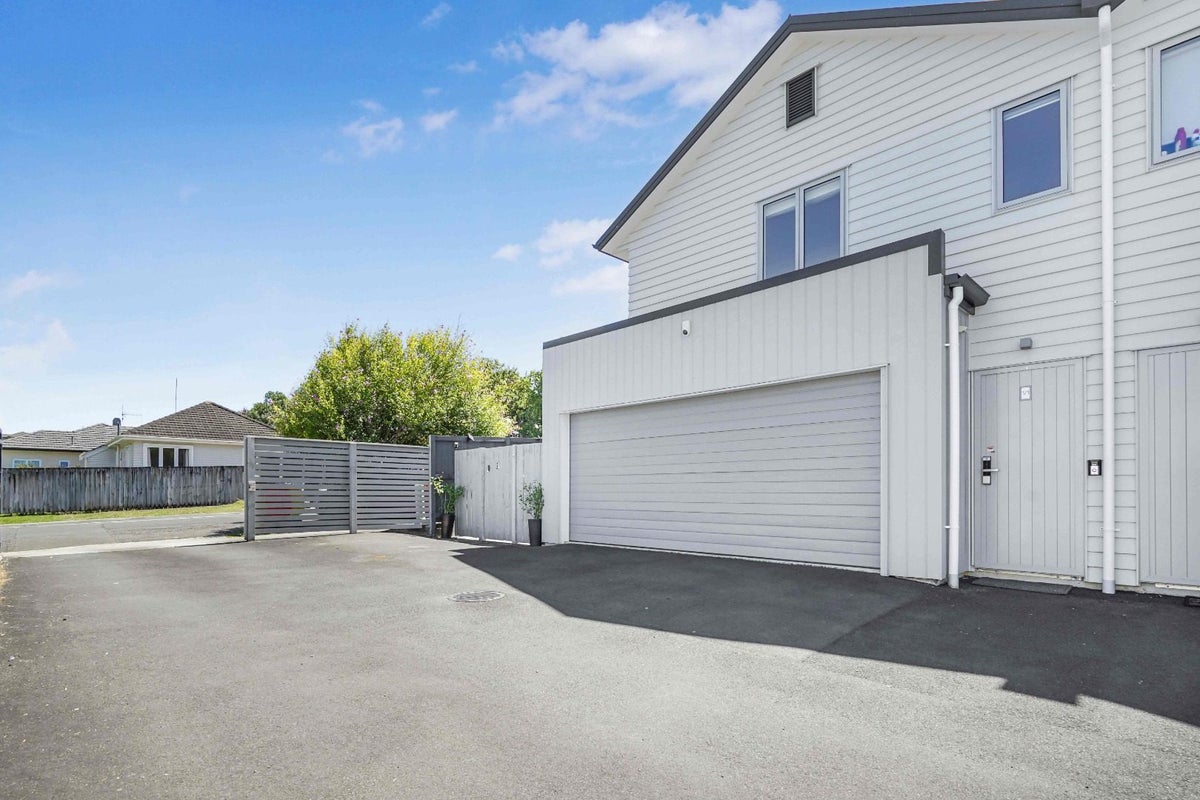 1/1 Hibiscus Avenue, Hamilton Lake, Hamilton - Carousel 1