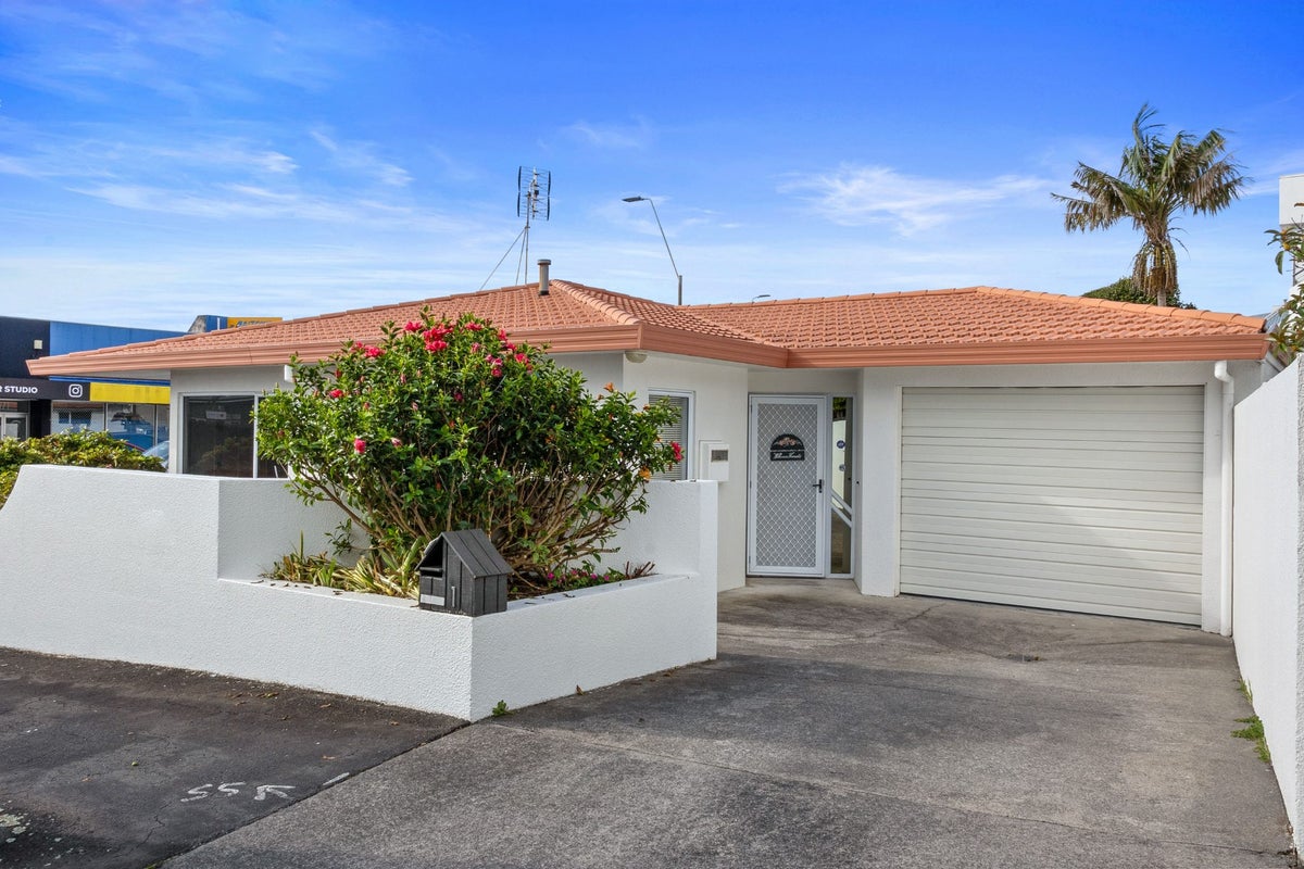 1 Strandon Place, Strandon, New Plymouth - Carousel 19
