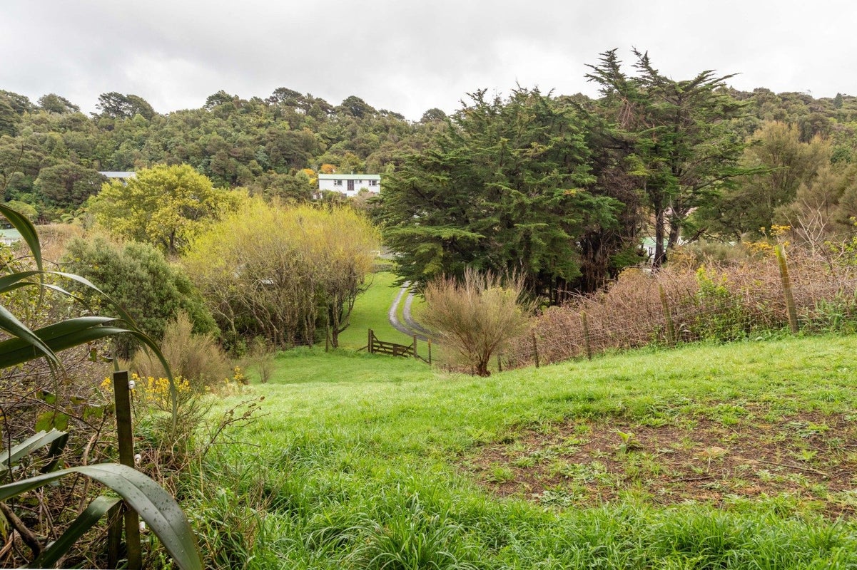 100 Hair Street, Wainuiomata, Lower Hutt - Carousel 26