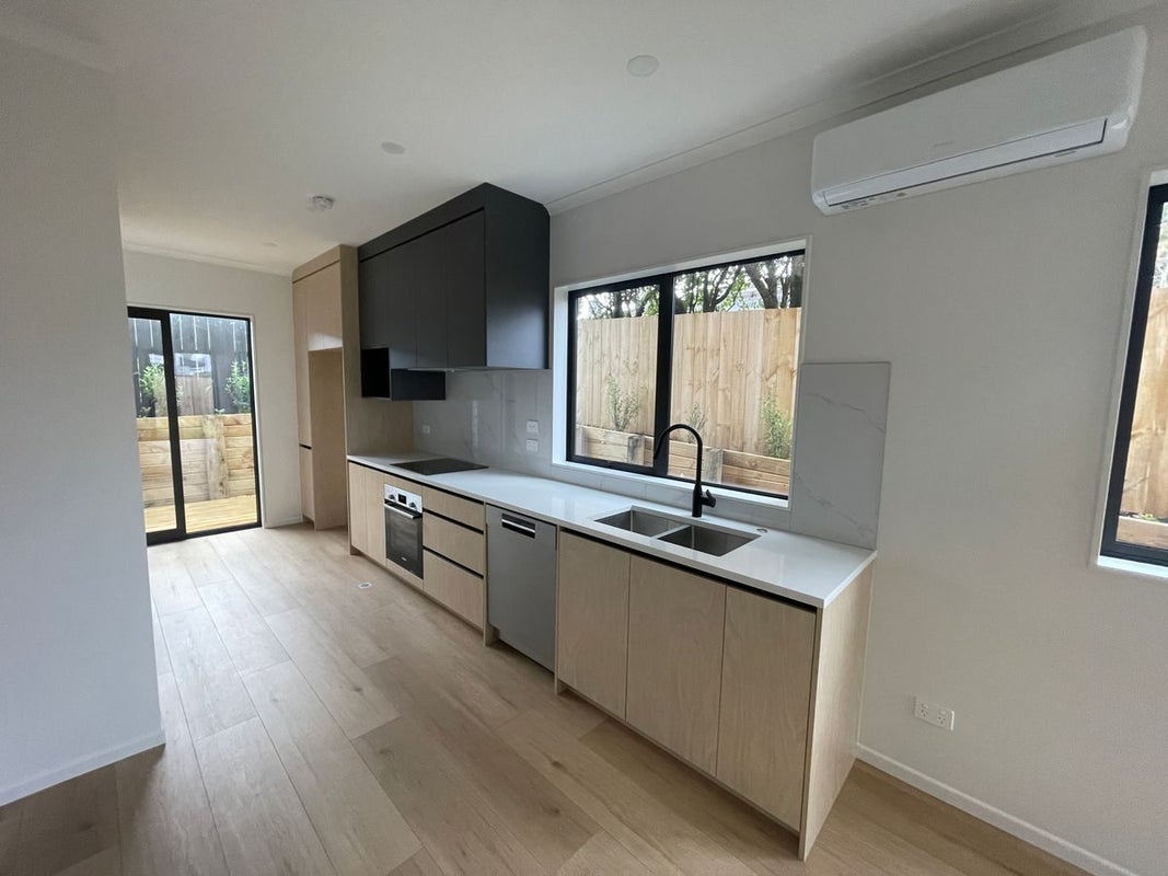 8D Minaret Drive, Bucklands Beach, Auckland - Carousel 2