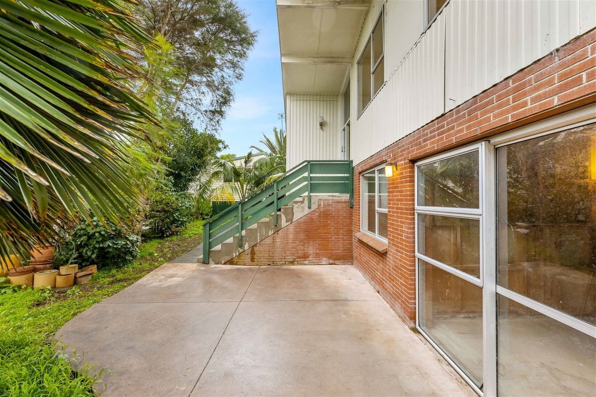 16 Springside Place, New Lynn, Auckland - Carousel 2