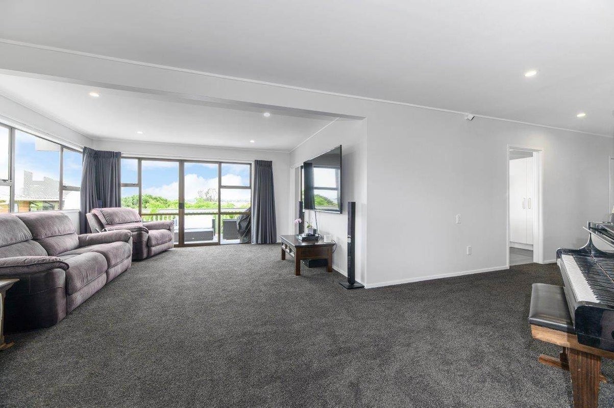 207 Te Atatu Road, Te Atatu South, Auckland - Carousel 2