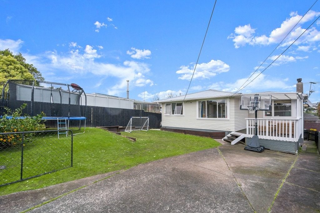 53 Awaroa Road, Sunnyvale, Auckland - Carousel 1