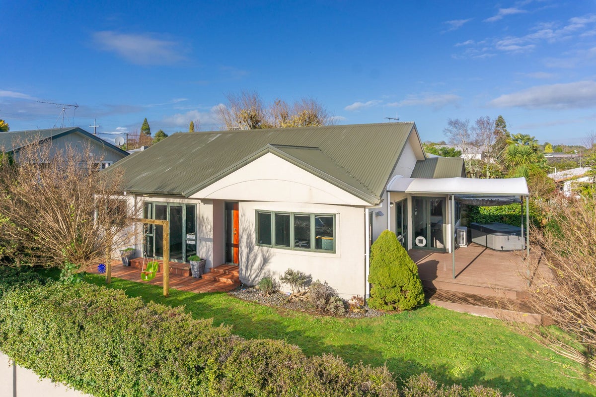 1 Sunnyhills Avenue, Glenview, Hamilton - Carousel 2