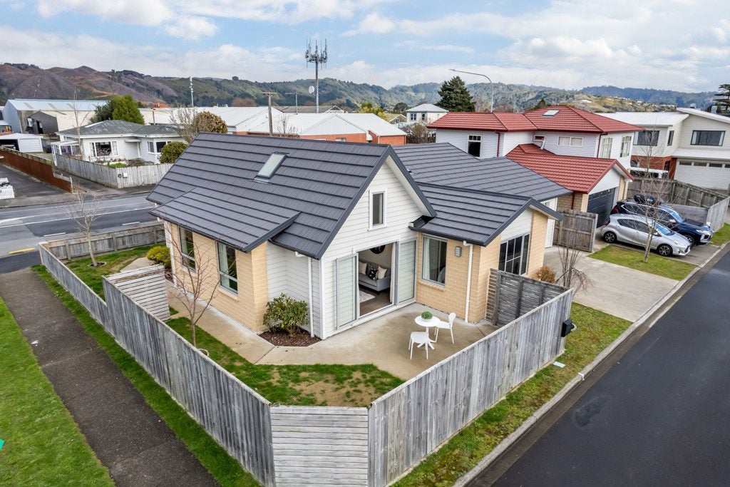 1 Yeats Grove, Trentham, Upper Hutt - Carousel 1