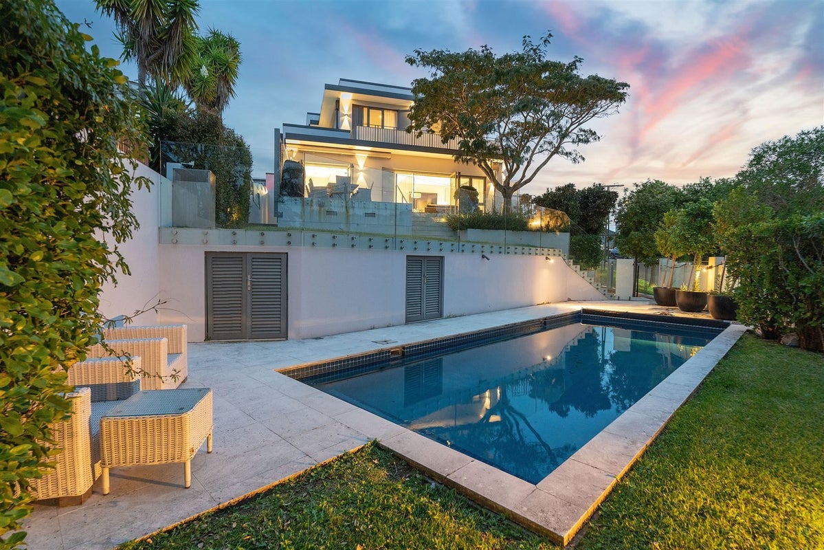 2 Codrington Crescent, Mission Bay, Auckland - Carousel 1