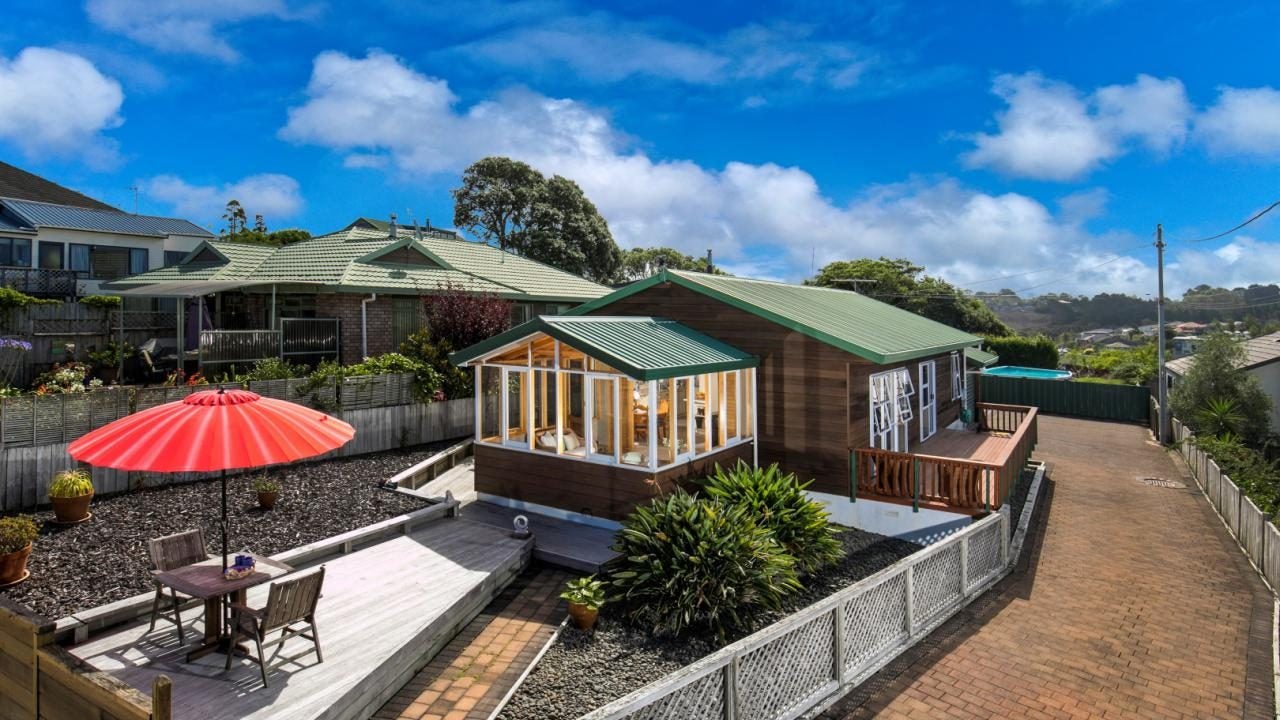 928 East Coast Road, Northcross, Auckland - Carousel 1