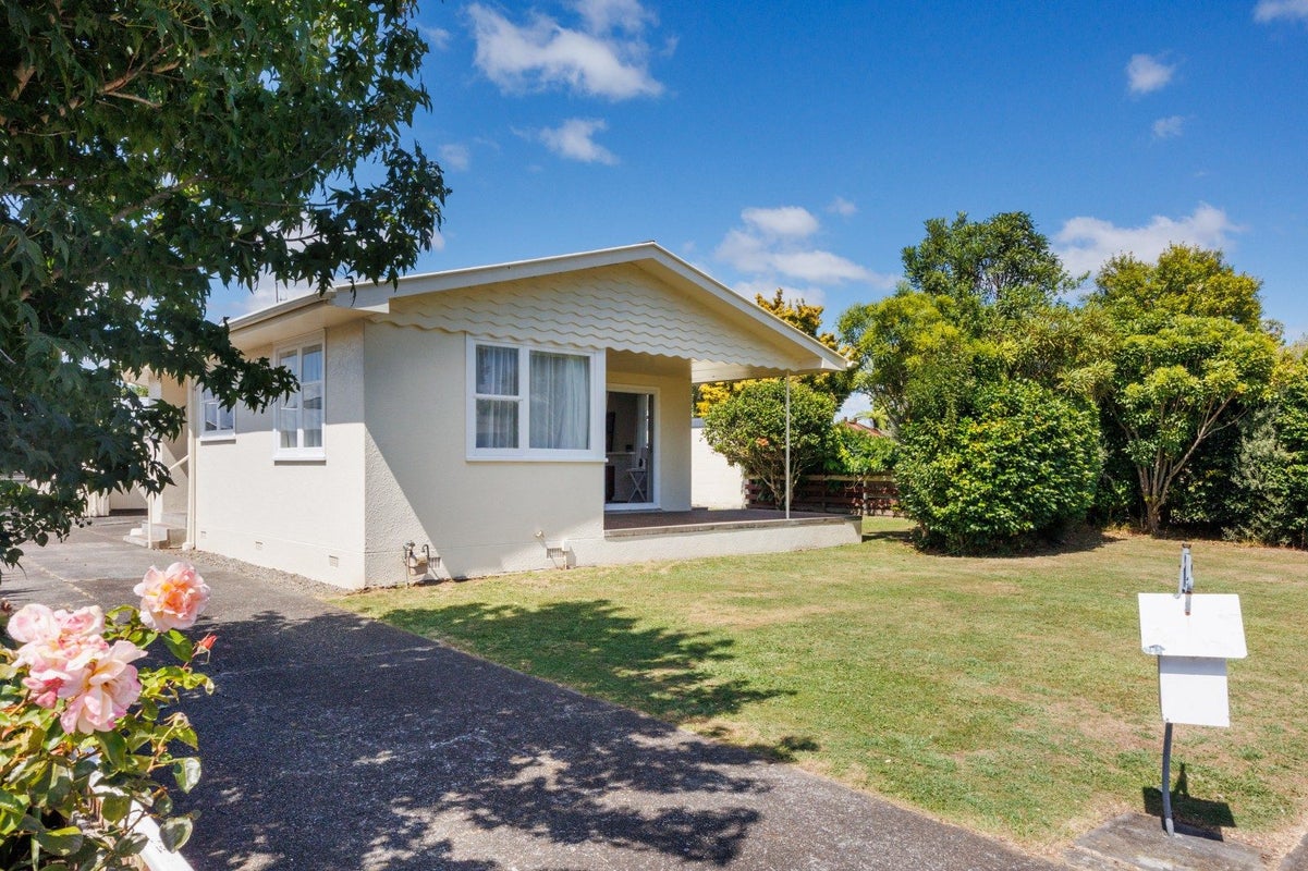 8 Viscount Place, West End, Palmerston North - Carousel 1