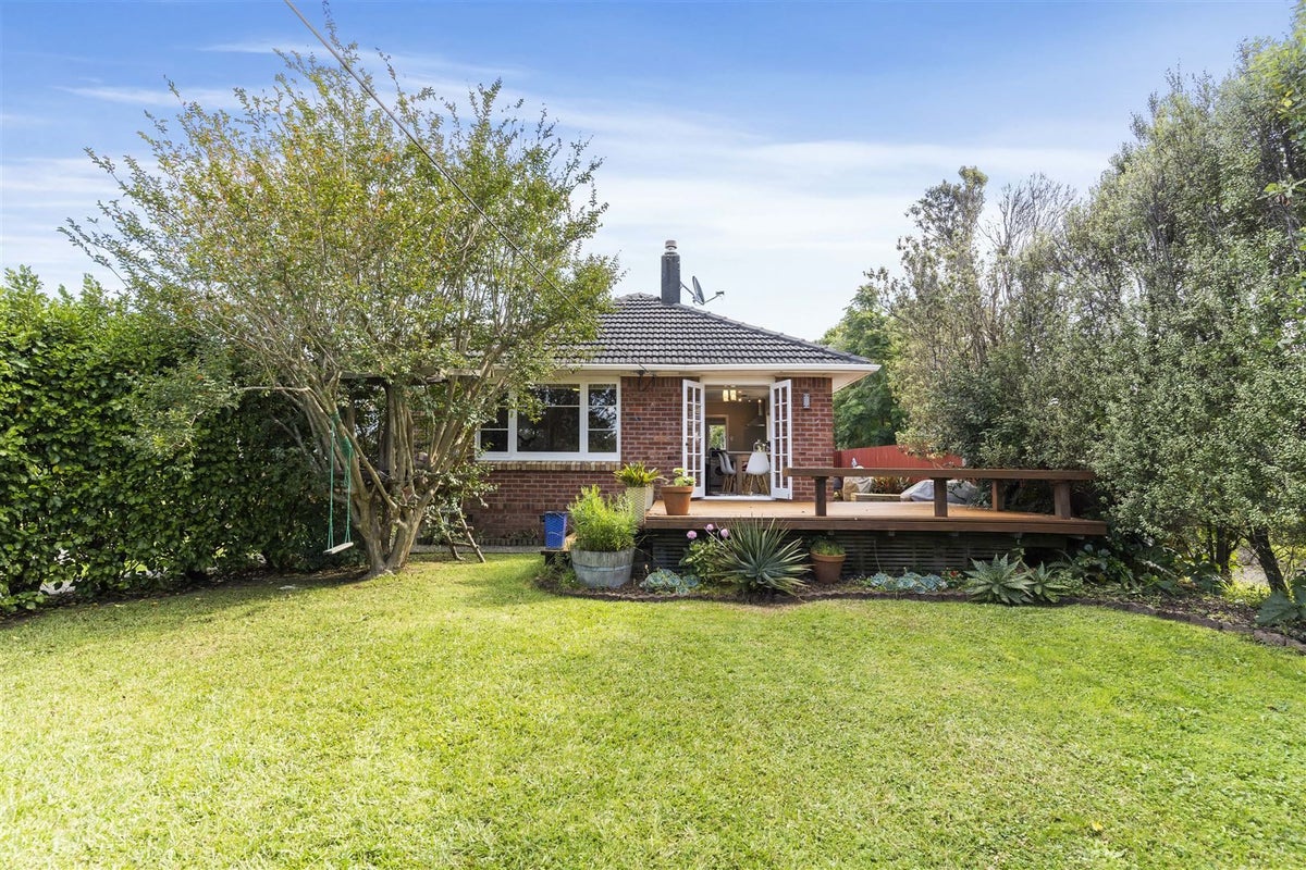 21 Ward Crescent, Te Atatu Peninsula, Auckland - Carousel 1