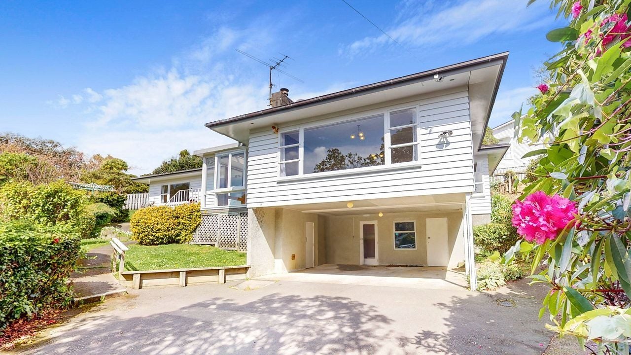12 Delhi Crescent, Khandallah, Wellington - Carousel 1