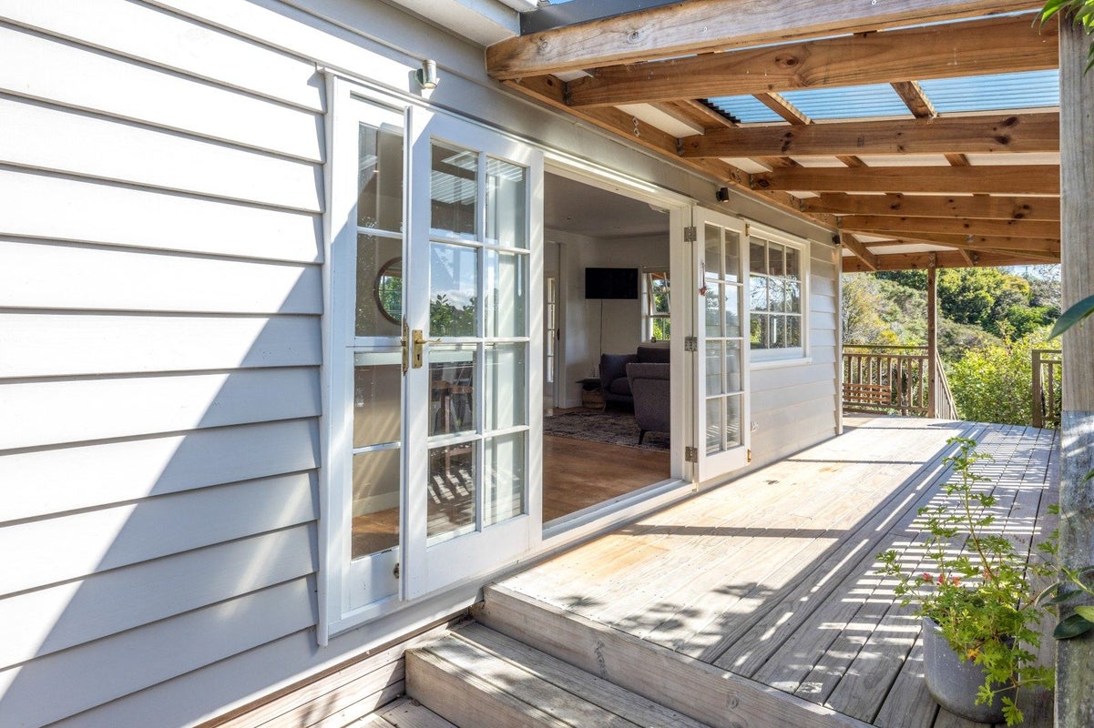 117 Queens Drive, Oneroa, Waiheke Island - Carousel 2