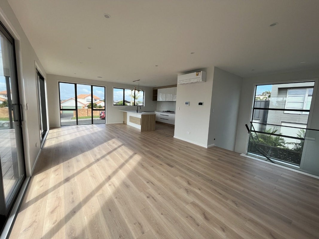 43 Knights Road, Rothesay Bay, Auckland - Carousel 2