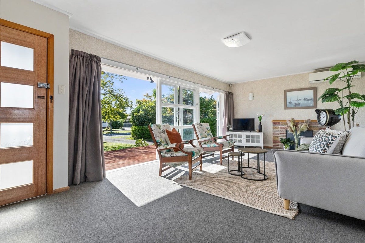 35 Montgomery Crescent, Bader, Hamilton - Carousel 2