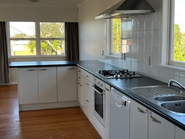 22 Tiroroa Avenue, Te Atatu South, Auckland - Carousel 2