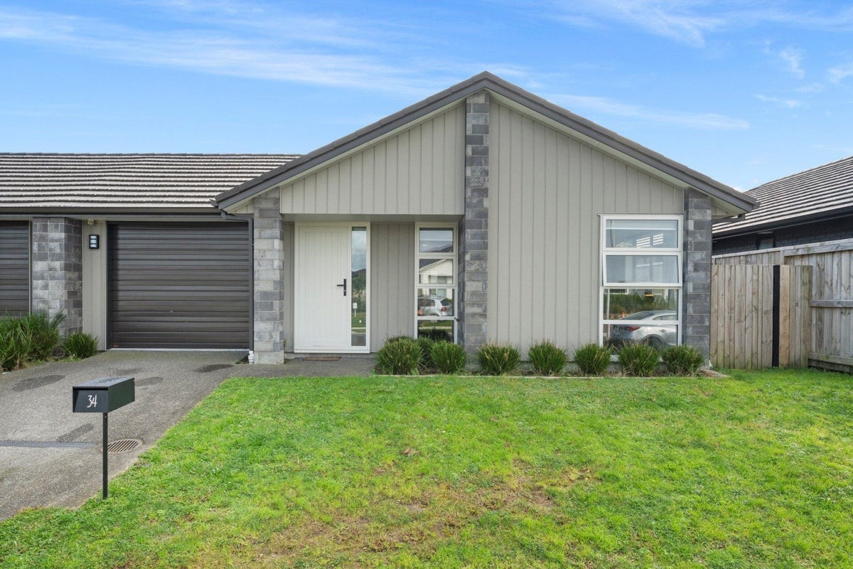 34 HILLS VIEW DRIVE - Carousel 1