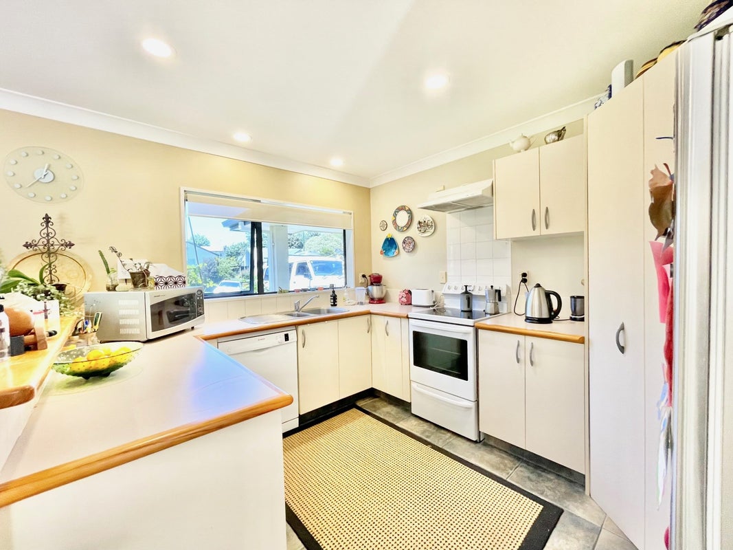 6 Guildford Place, Bethlehem, Tauranga - Carousel 2