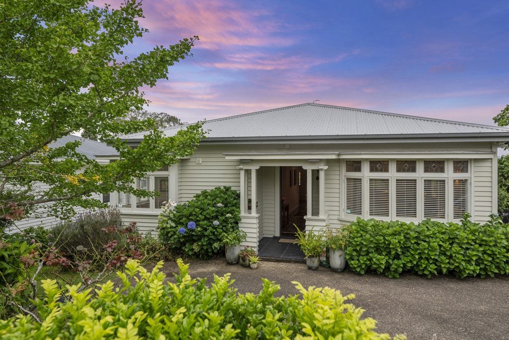 14 Lloyd Avenue, Mount Albert, Auckland - Carousel 1