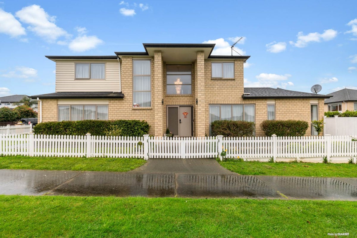 16 Castlederg Drive, Flat Bush, Auckland - Carousel 1