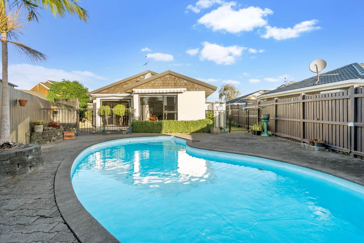 6 Camden Place, Papatoetoe, Auckland - Carousel 2