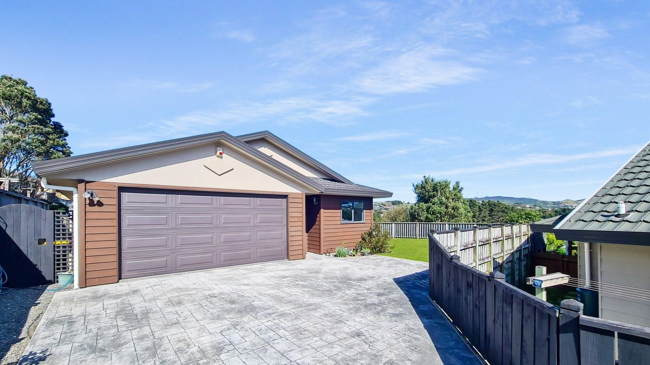 35 Peppertree Lane, Woodridge, Wellington - Carousel 1