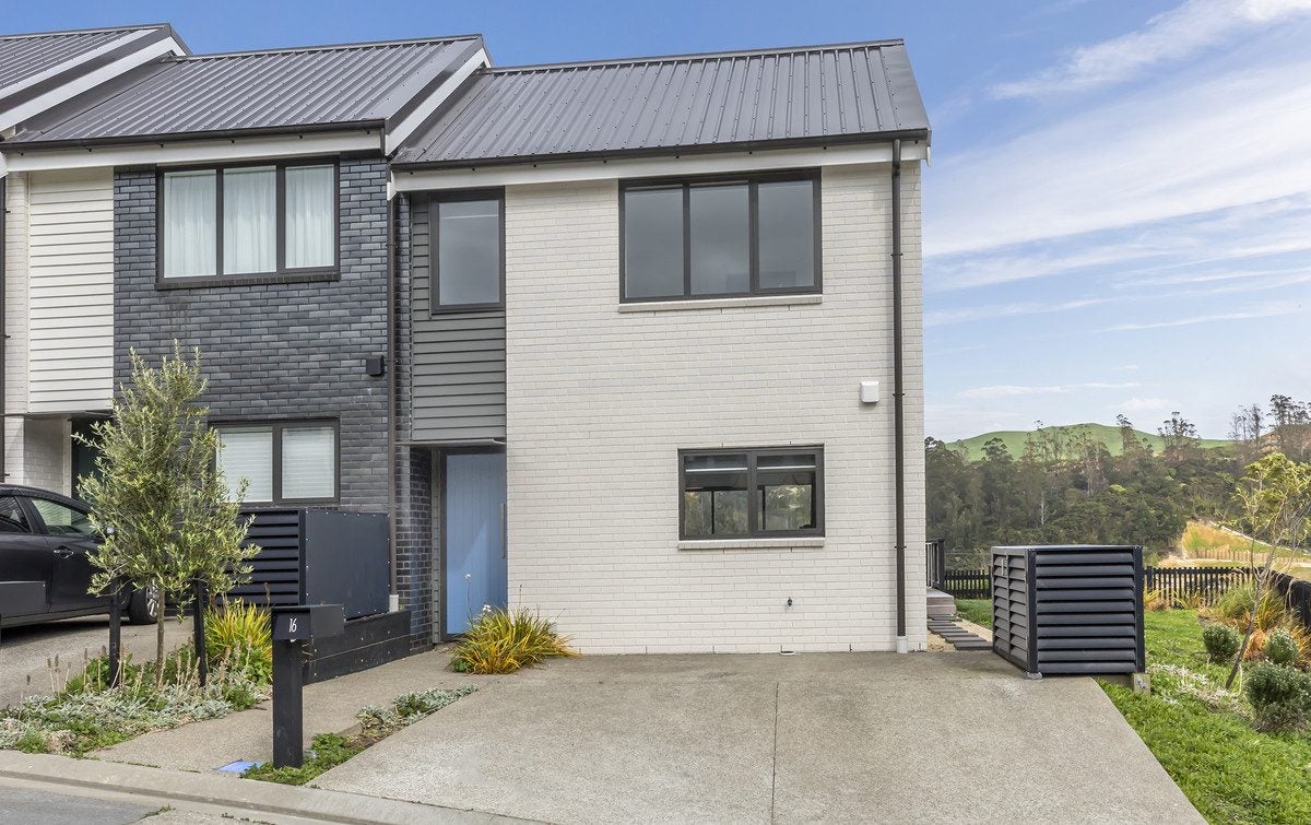 16 Bee Lane, Whitby, Porirua - Carousel 1