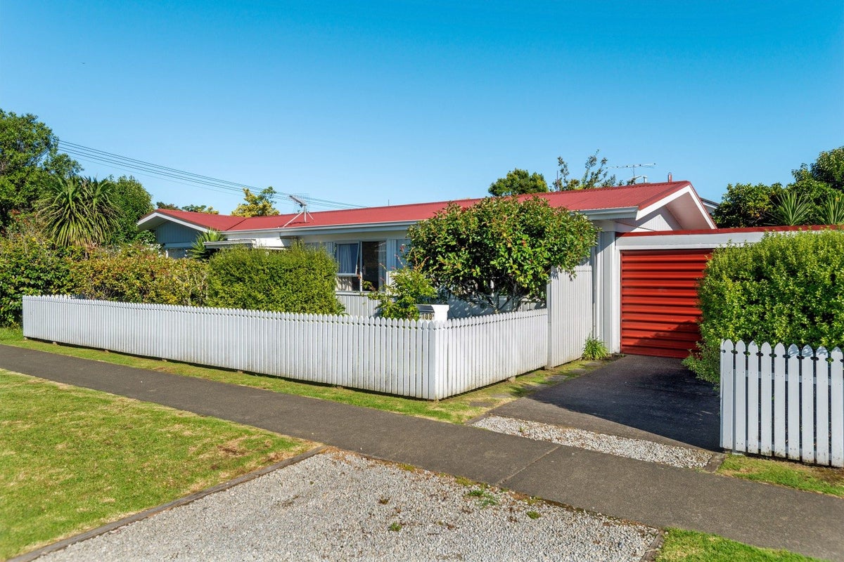 100 Fox Street, Whataupoko, Gisborne - Carousel 1