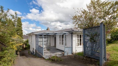 101 Lake Crescent, Hamilton Lake, Hamilton - Carousel 1