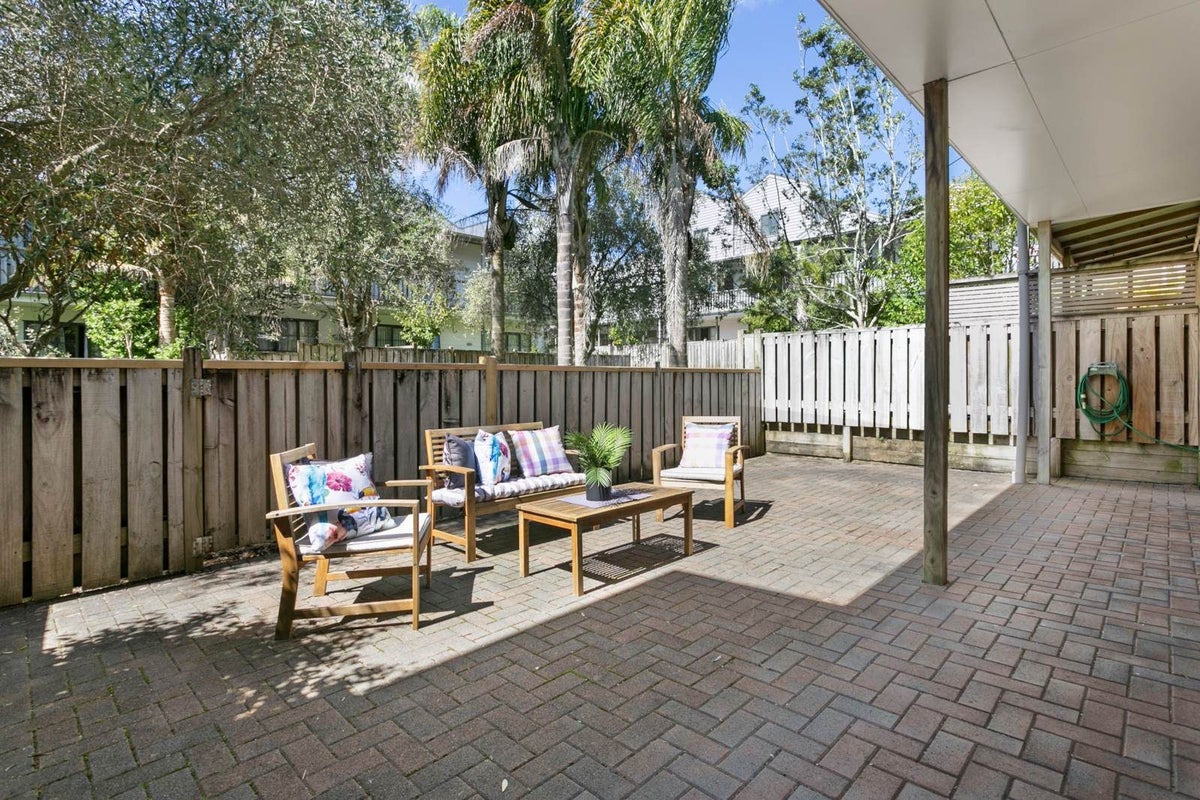 27/8 Carolina Place, Albany, North Shore City - Carousel 2