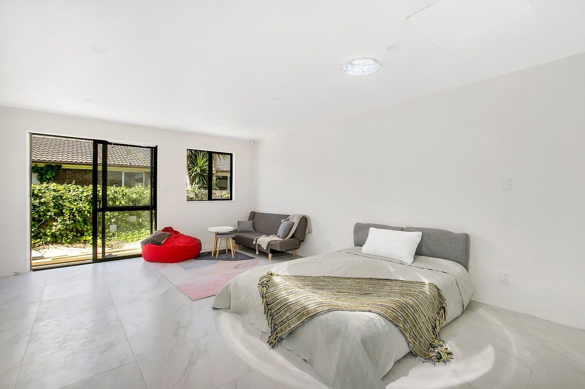 8/21 Montrose Street, Point Chevalier, Auckland - Carousel 1